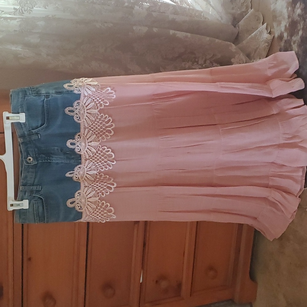 Denim and pink skirt, with lace trim